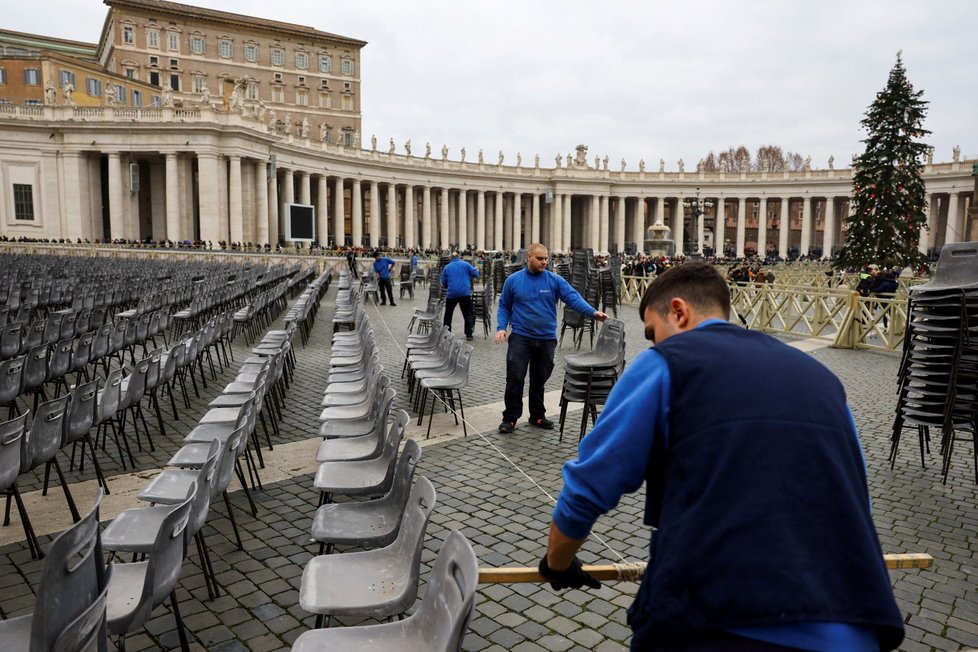 Přípravy na náměstí sv. Petra na pohřeb Benedikta XVI.