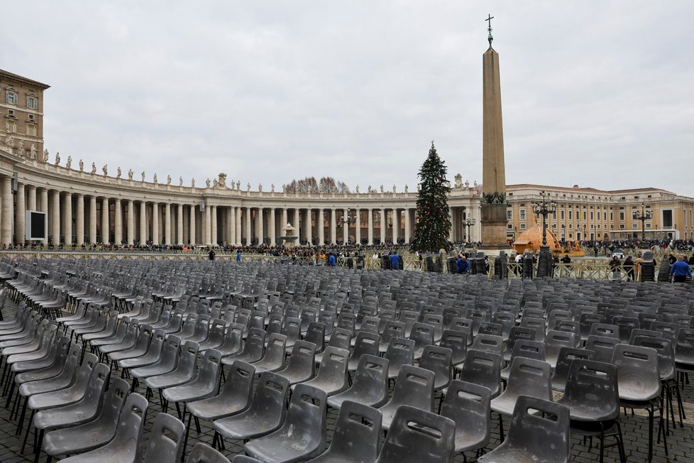 Přípravy na náměstí sv. Petra na pohřeb Benedikta XVI.