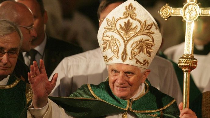 Papež Benedikt XVI. vyzval mezinárodní společenství k diplomatickému řešení konfliktu v Libyi.