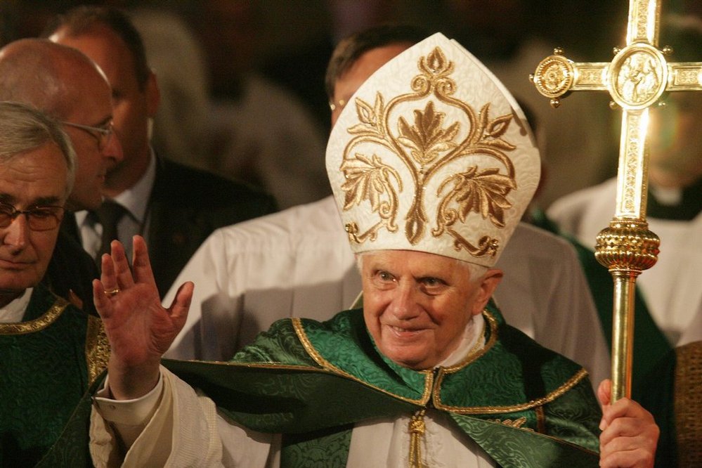 Papež Benedikt XVI. vyzval mezinárodní společenství k diplomatickému řešení konfliktu v Libyi.