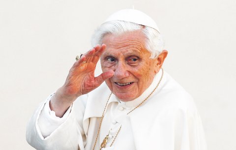 Emeritní papež Benedikt XVI. bojuje s infekcí obličeje. „Růže“ mu znemožňuje i mluvení