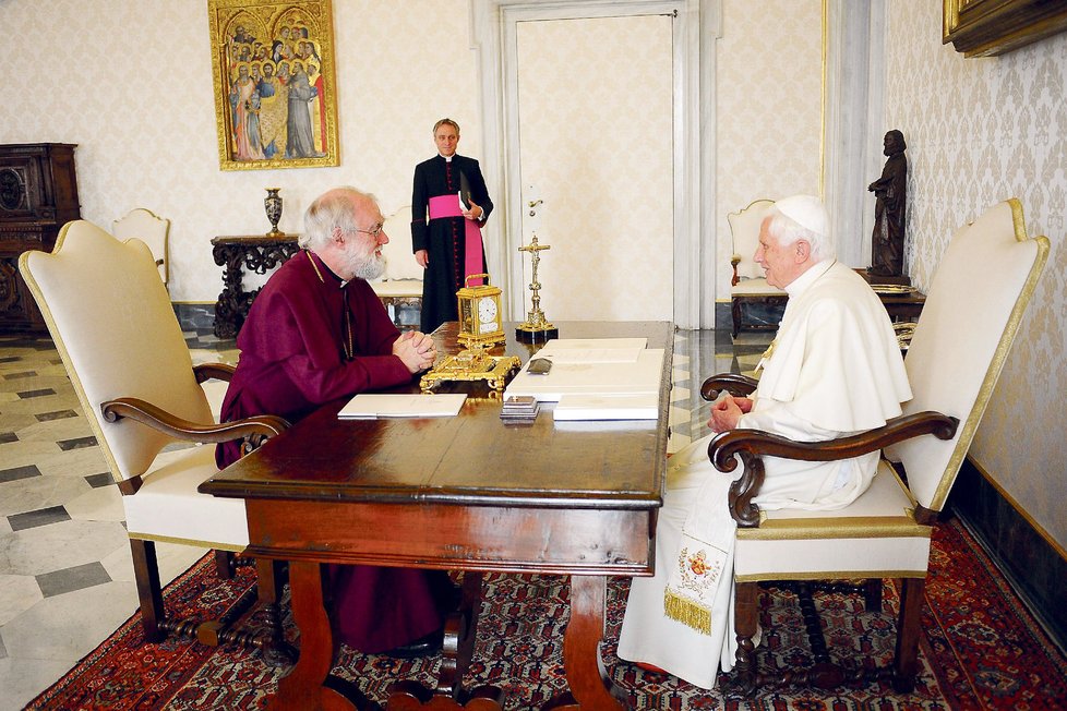 Zlacený budík si vzal Benedikt XVI. sebou