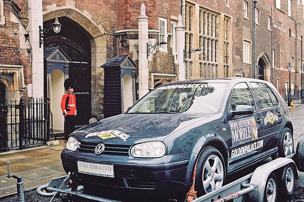 Volkswagen Golf, kterým kdysi jezdil Benedikt, jde zase do dražby.