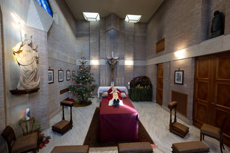 Tělo papeže Benedikta XVI. ve Vatikánu (1.1.2023)
