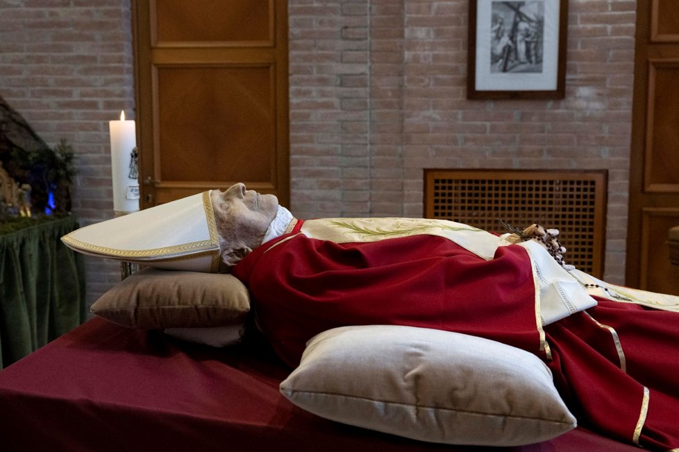 Tělo papeže Benedikta XVI. ve Vatikánu (1.1.2023)