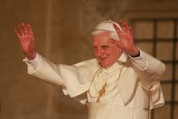 Mezinárodní ostuda: Čech ukradl šperk zesnulého papeže (†95)?