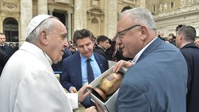 Sládek plzeňského pivovaru předává dar   - měděné vejce - papeži Františkovi