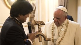 Papež dostal v Bolívii od prezidenta Moralese krucifix ve tvaru srpu a kladiva.