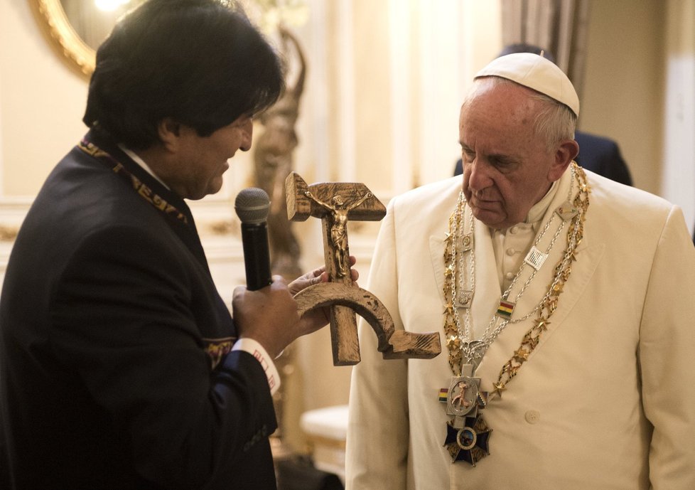 Papež dostal v Bolívii od prezidenta Moralese krucifix ve tvaru srpu a kladiva