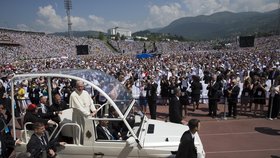 Návštěva papeže v bosenském Sarajevu: František mává na věřící ze svého papamobilu.