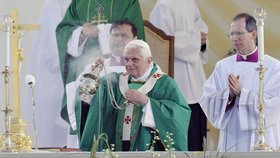 Papež Benedikt XVI. slouží Mši svatou v Brně