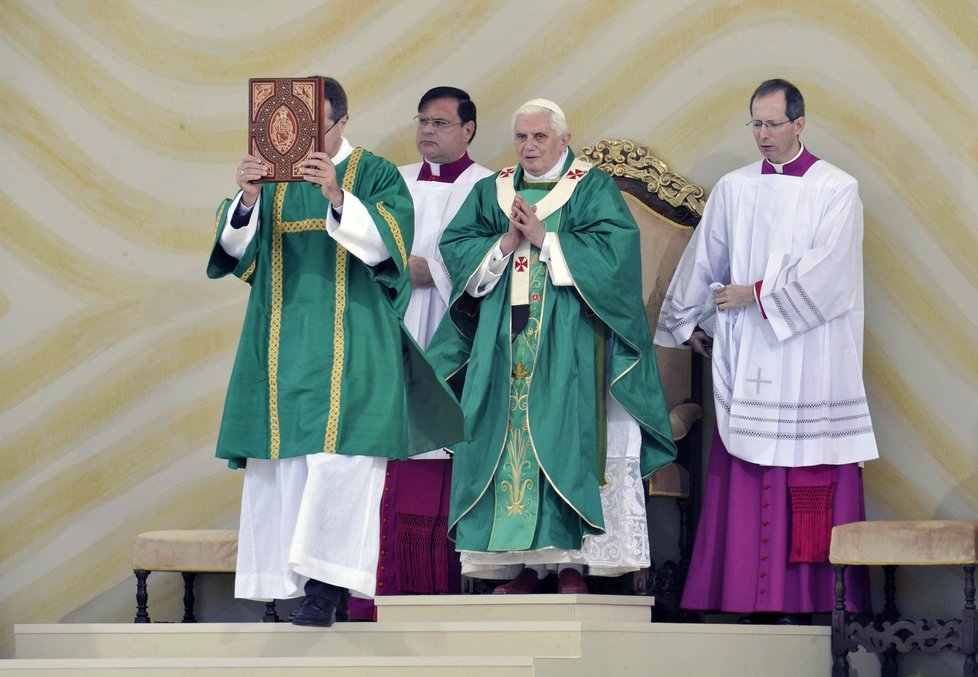 Papež Benedikt XVI. slouží Mši svatou v Brně