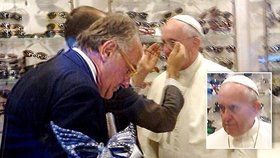 Papež si v Římě osobně vybíral brýle.