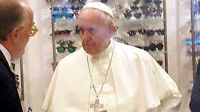 Papež František si osobně vybíral brýle. Pomáhal mu majitel obchodu.