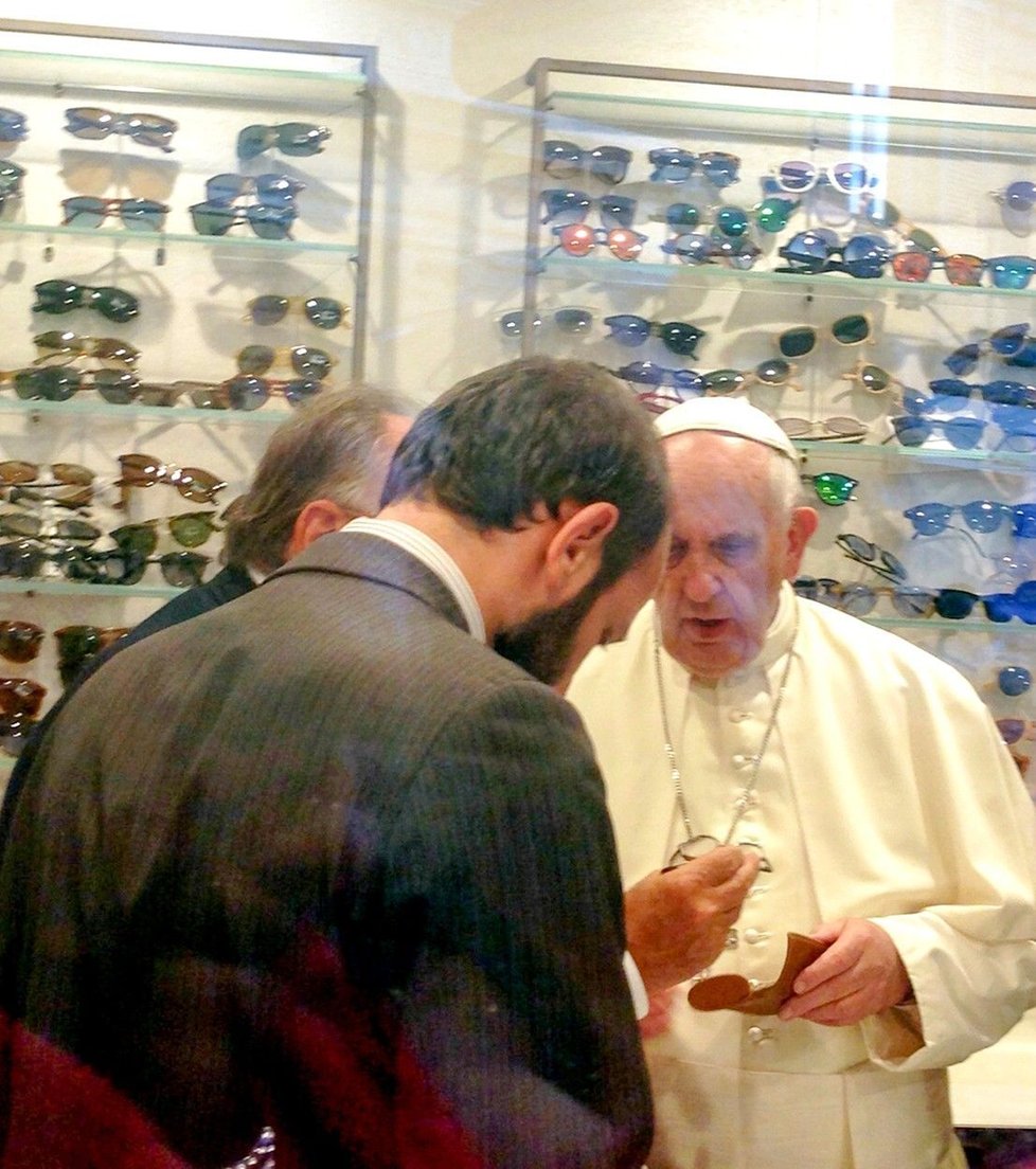 Papež František si osobně vybíral brýle. Pomáhal mu majitel obchodu.