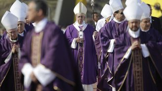 Papež bojuje s římskou kurií v kauzách zneužívání dětí