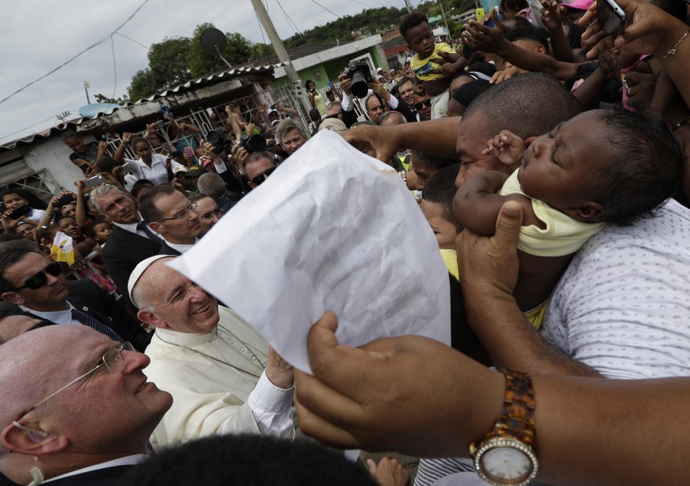 Papež František ztratil rovnováhu při cestě automobilem v kolumbijské Cartageně. Má podlitinu na tváři a roztržené obočí, jeho stav ale není vážný.