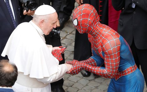 Papež dostal masku superhrdiny.