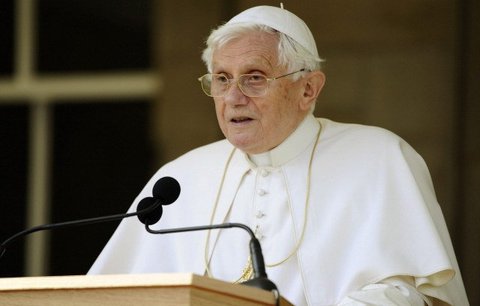 Papež poprvé požehnal kondomům...
