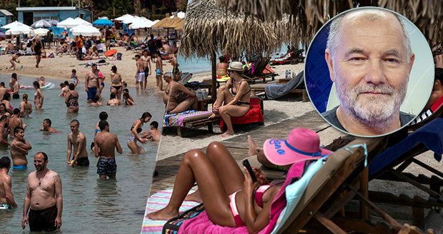 V Řecku je na plážích nával. Papež o dovolené: Nejschůdnější je Jadran, Itálie riziková
