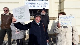 Křesťanští aktivisté poslali dopis papeži Františkovi, aby Dukovi neprodlužoval mandát.