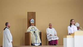 Papež Lev XIV. přijíždí sloužit mši na náměstí Svornosti
