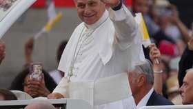 Papež Lev XIV. přijíždí sloužit mši na náměstí Svornosti