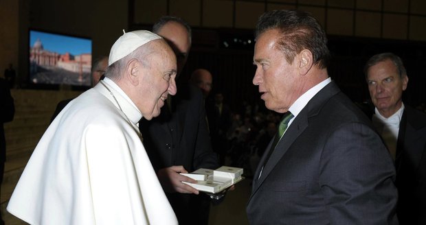 Terminátor ve Vatikánu: Schwarzenegger se setkal s papežem, přivezl mu malý dar 