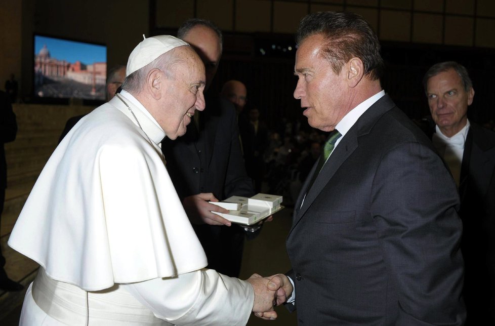 Arnold Schwarzenegger a papež.