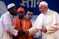 Papež požádal uprchlíky o odpuštění za lhostejnost. Poprvé jim řekl Rohingové
