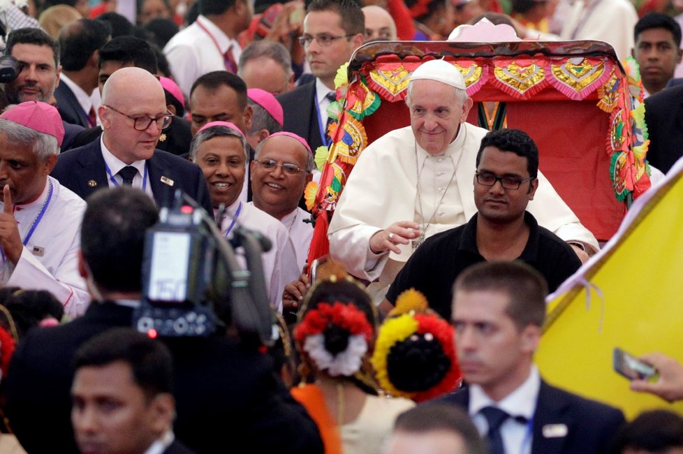Papež poprvé od návštěvy Barmy promluvil o útlaku Rohingů, žádal je o odpuštění.