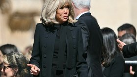 Brigitte Macronová na pohřbu papeže Františka