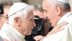 Setkání obou papežů bylo dojemné.