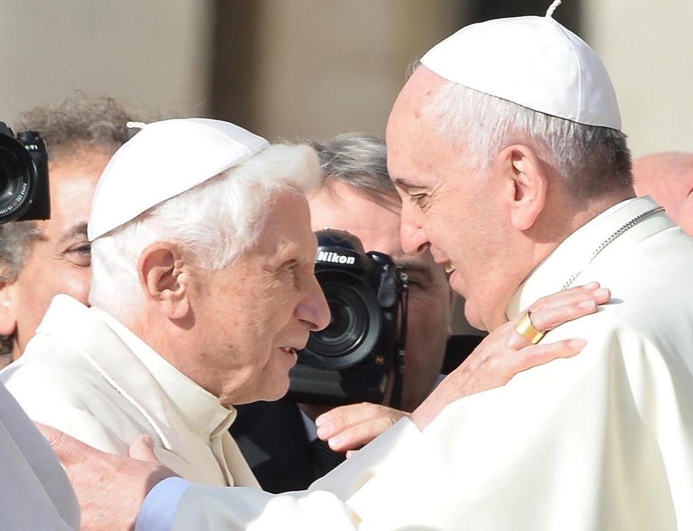 Setkání obou papežů bylo dojemné.