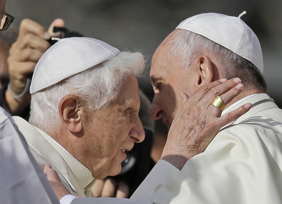 Papežové se přátelsky obejmuli.