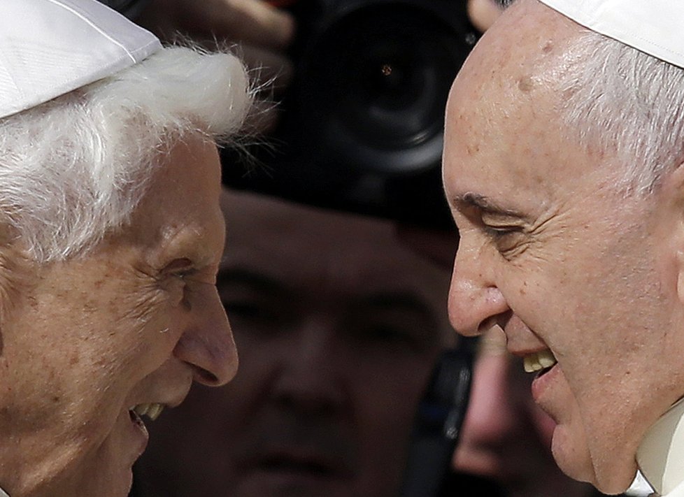 &#34;Je to jako mít doma moudrého dědečka,&#34; řekl František o Benediktovi XVI. ve Vatikánu.