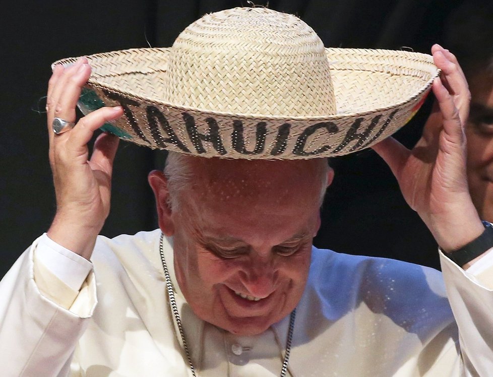 Papež František v Bolívii: Dostal i sombrero