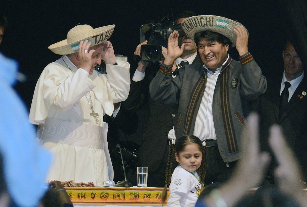 Papež František v Bolívii: Dostal i sombrero
