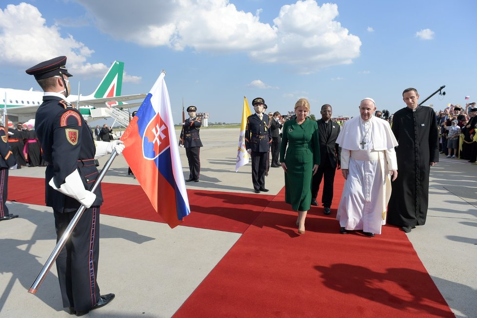 Papež František přiletěl do Bratislavy na třídenní návštěvu Slovenska. Na  letišti ho přivítala slovenská prezidentka Zuzana Čaputová (12. 9. 2021)