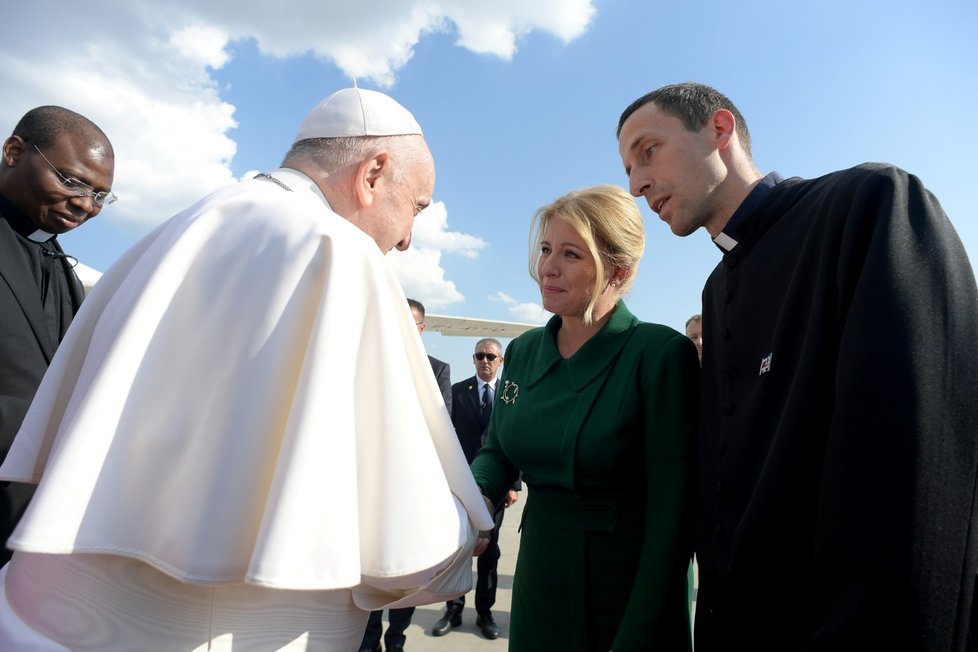 Papež František přiletěl do Bratislavy na třídenní návštěvu Slovenska. Na  letišti ho přivítala slovenská prezidentka Zuzana Čaputová (12. 9. 2021)