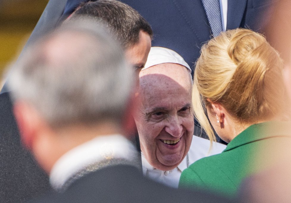 Papež František přiletěl do Bratislavy na třídenní návštěvu Slovenska. Na  letišti ho přivítala slovenská prezidentka Zuzana Čaputová (12. 9. 2021).