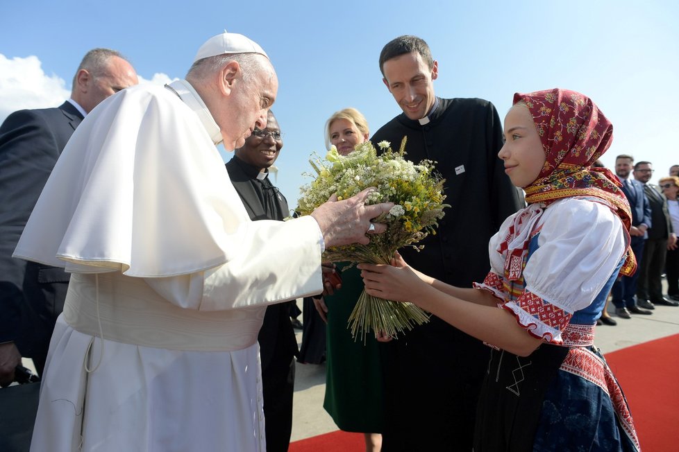 Papež František přiletěl do Bratislavy na třídenní návštěvu Slovenska. Na  letišti ho přivítala slovenská prezidentka Zuzana Čaputová (12. 9. 2021)