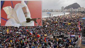 Papež František vyrazil na pláž Copacabana, kde na něj čekal milion lidí a nepříliš vlídné počasí