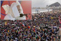 Velkolepá party na pláži: Milion lidí přišlo kvůli papeži, kterého pozlobil vítr!