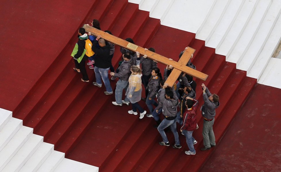 Mladí Brazilci přináší na pódium kříž