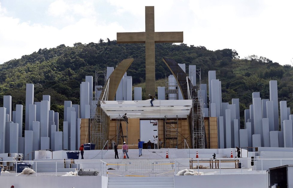 Výstavba pódia a zázemí pro papeže na Copacabaně