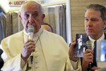 Papež František varoval při cestě z Itálie do Chile před jaderným konfliktem. Použil k tomu fotku chlapce s mrtvým dítětem z Nagasaki na zádech.