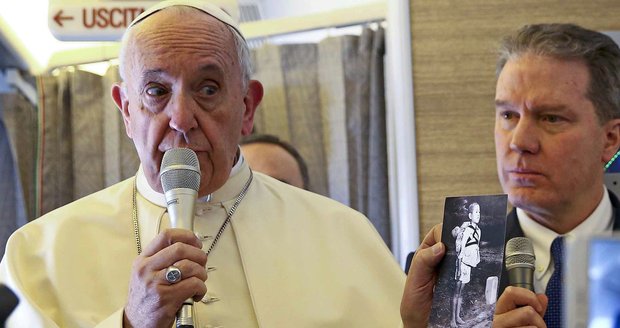 Papež vytáhl fotku dítěte, které zabila atomovka: „Svět je na hraně jaderné války“  