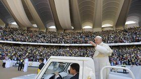 Papež mezi muslimy odsloužil mši pro nevídaný dav. Katolíky povzbudil