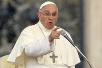 Bohatí dělají ze Země smetiště, varuje papež